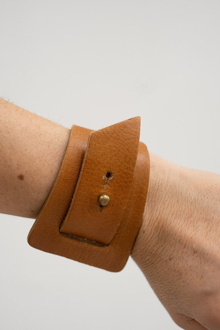 RIDGE LEATHER BRACELET