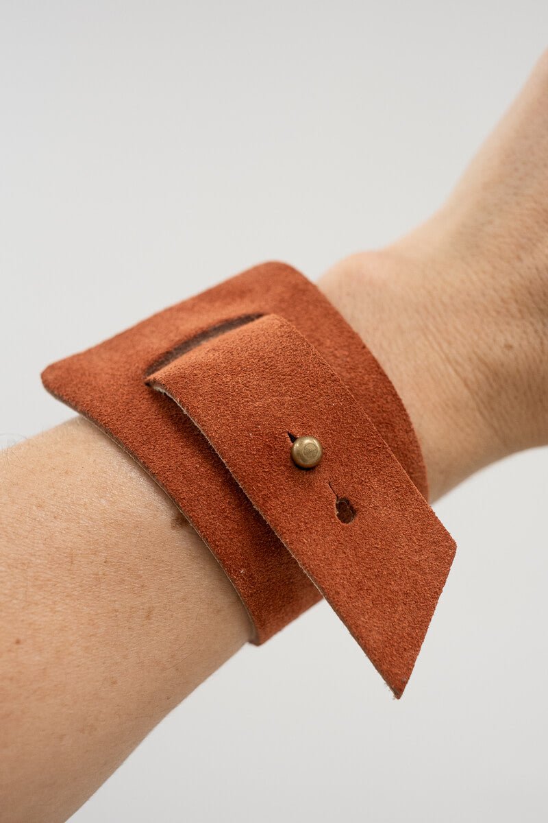 RIDGE LEATHER BRACELET