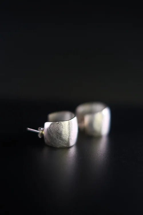 CHUNKY HANDWORKED HOOPS EARRING - La Casa by Importante