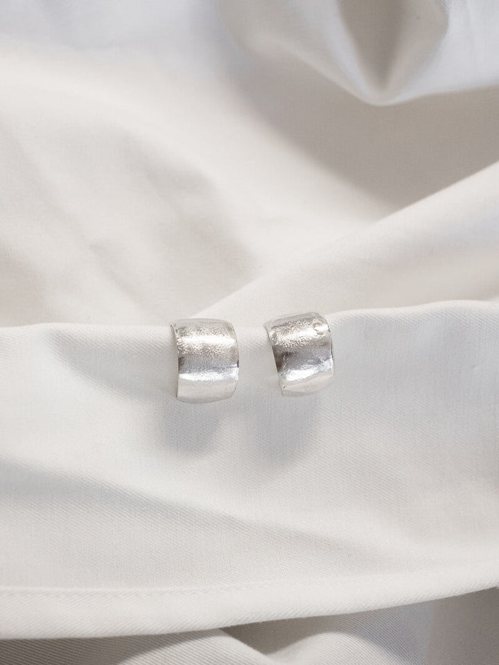 CHUNKY HANDWORKED HOOPS EARRING - La Casa by Importante