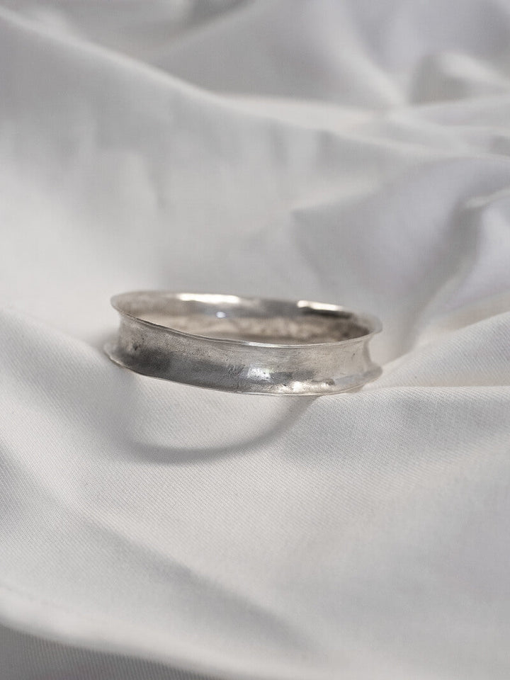 LARGE PLAIN HANDWORKED SILVER BRACELET - La Casa by Importante