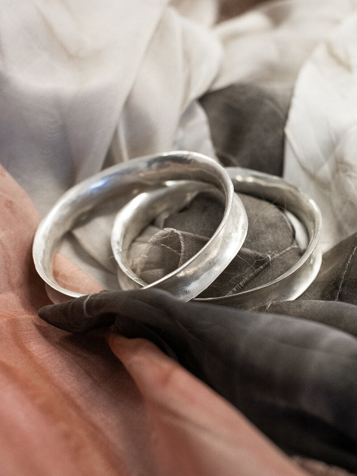LARGE PLAIN HANDWORKED SILVER BRACELET - La Casa by Importante