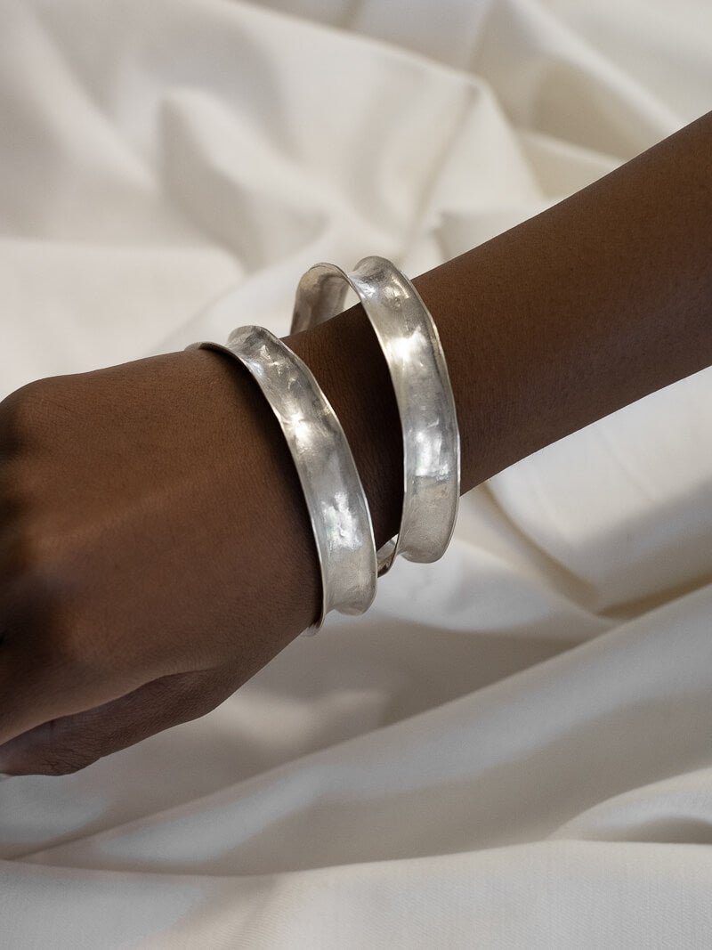 LARGE PLAIN HANDWORKED SILVER BRACELET - La Casa by Importante
