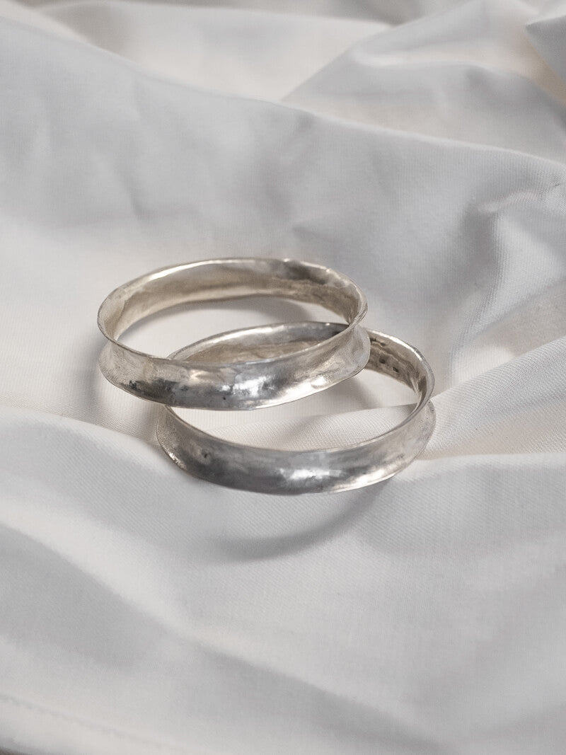LARGE PLAIN HANDWORKED SILVER BRACELET - La Casa by Importante