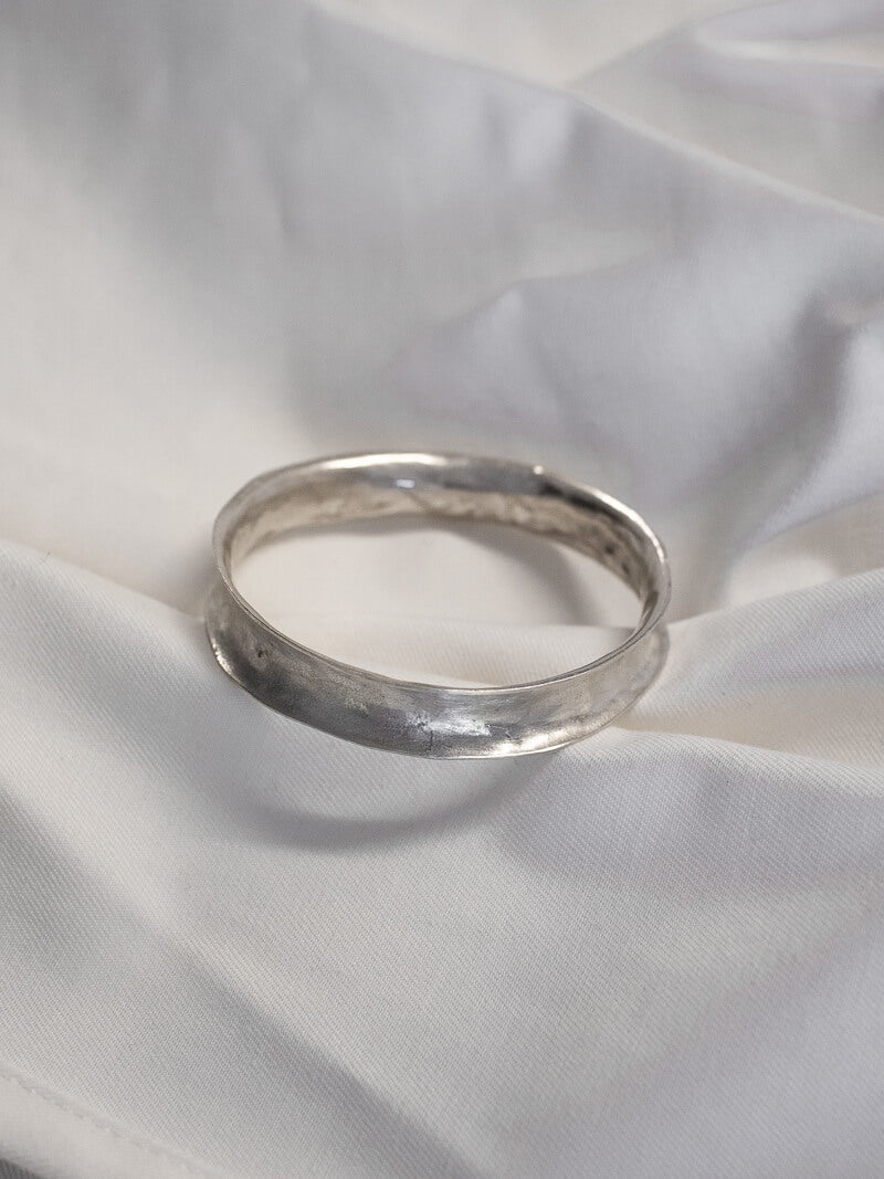 LARGE PLAIN HANDWORKED SILVER BRACELET - La Casa by Importante