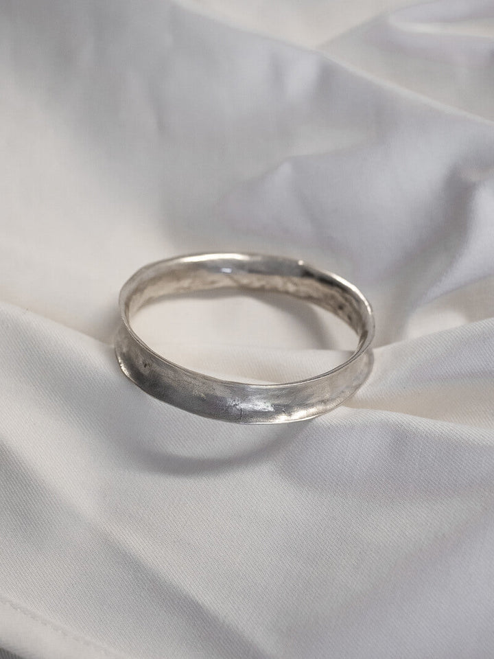 LARGE PLAIN HANDWORKED SILVER BRACELET - La Casa by Importante